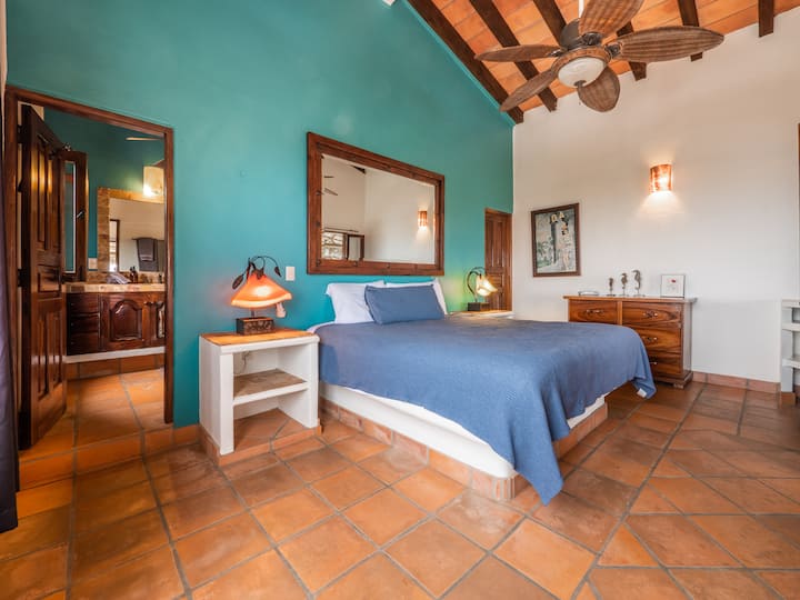 غرفة النوم 3 (البيت الرئيسي في الطابق الثاني).  يحتوي على سرير كينج وحمام خاص (حمام كامل 3).