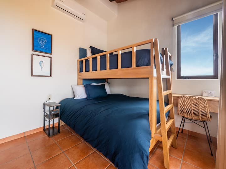 غرفة النوم 5 (الطابق الثاني كاسيتا) - سرير بطابقين.  بلوزة مزدوجة وسفلية بحجم كوين.  لديه إمكانية الوصول إلى سطح بالابا المغطى المطل على حمام السباحة المشترك مع غرفة النوم 4.