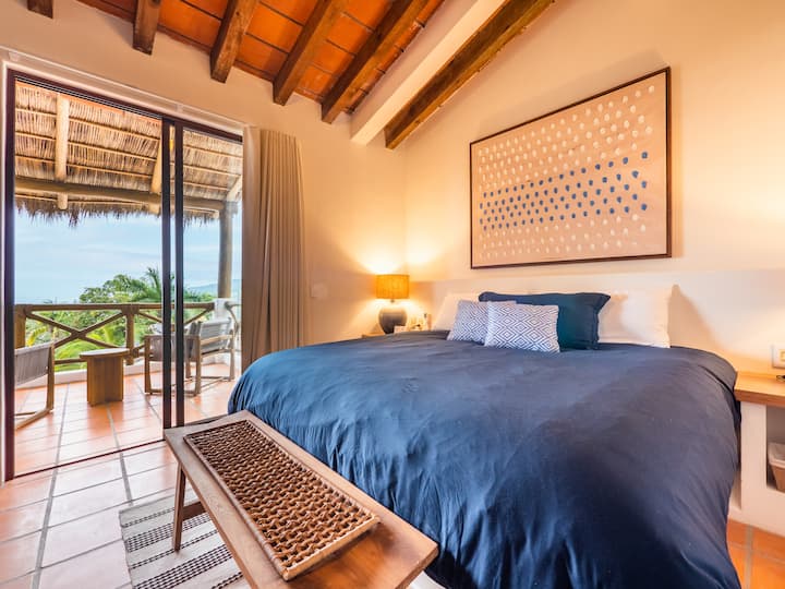 غرفة النوم 4 (الطابق الثاني كاسيتا) - سرير كبير واحد.  لديه إمكانية الوصول إلى سطح بالابا المغطى فوق حمام السباحة المشترك مع غرفة النوم 5.