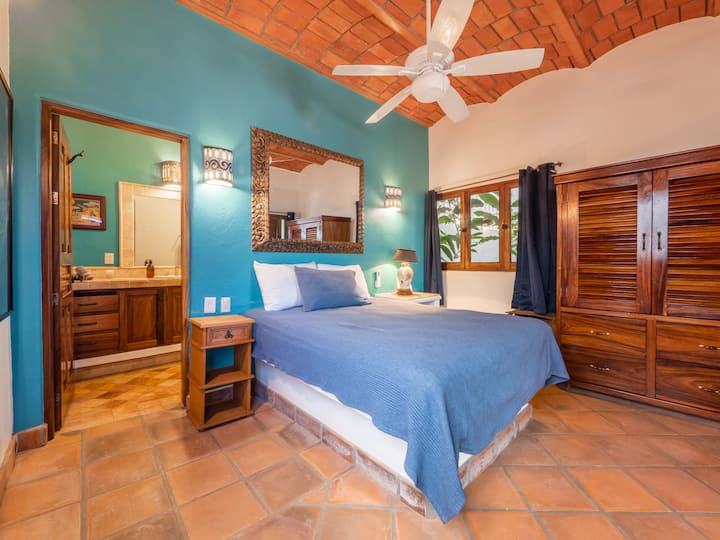 غرفة النوم 2 في الطابق الأول من البيت الرئيسي - سرير كبير.  حمام خاص (حمام كامل 2)