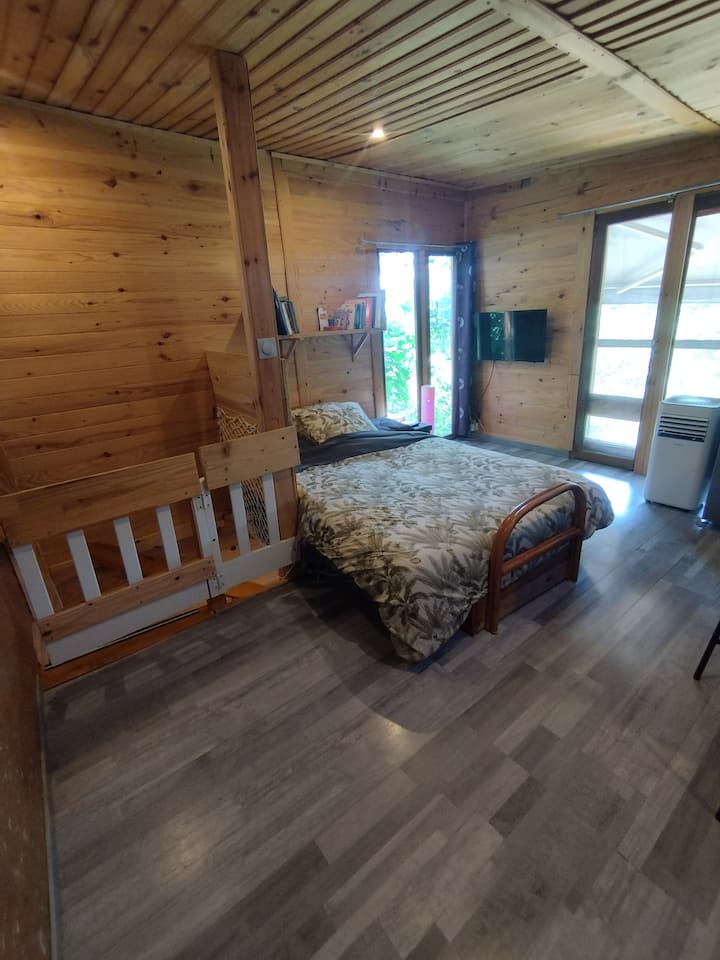 Petit Chalet Dans Les Arbres Avec Ses Animaux - Alpes-Maritimes