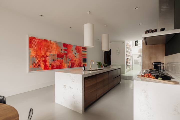 Grand 4 Bedroom Townhouse with a Roof Terrace gallery image 3