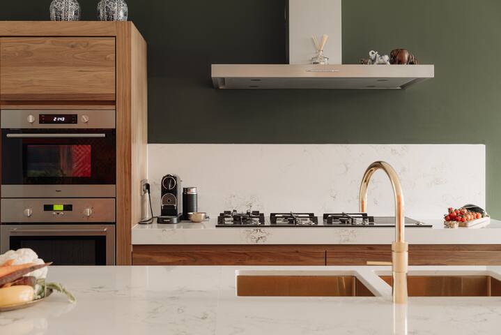 Grand 4 Bedroom Townhouse with a Roof Terrace gallery image 5