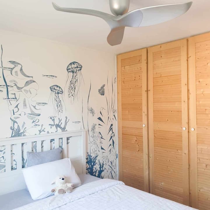 Soveværelse 2 ovenpå med loftsventilator og skabe