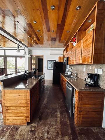 4 BDRM Waterfront Villa with Private Pool gallery image 4