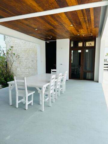 4 BDRM Waterfront Villa with Private Pool gallery image 5