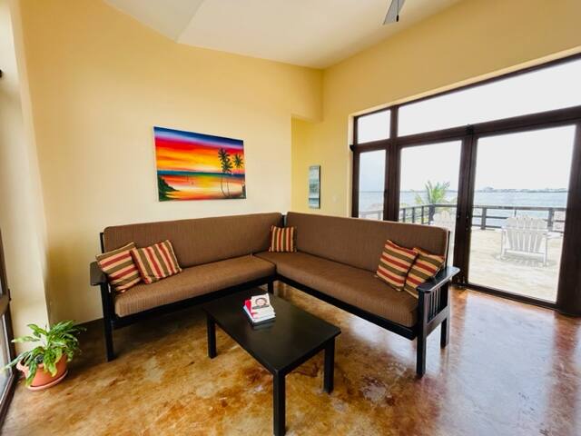 4 BDRM Waterfront Villa with Private Pool gallery image 3