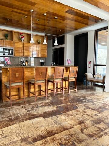 4 BDRM Waterfront Villa with Private Pool gallery image 2