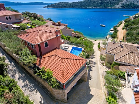 Mediterranean villa • Pool• Indoor jacuzzi • EVC•