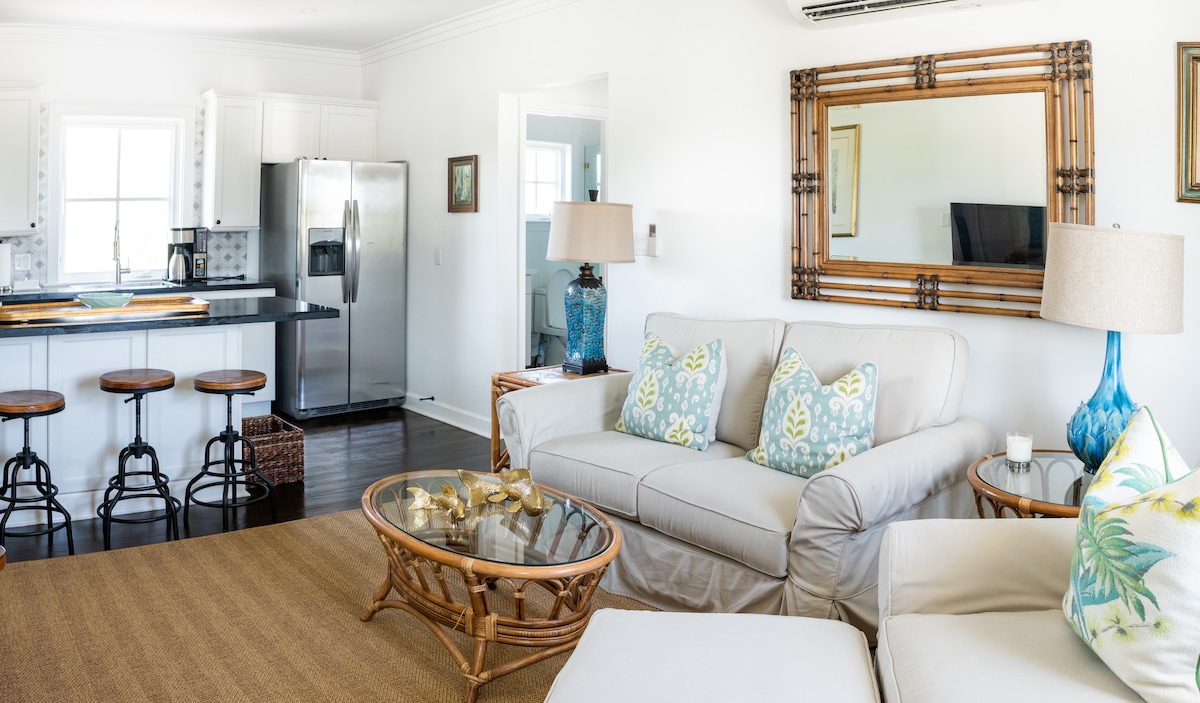 Departamento aislado con sala de estar, cocina completa y baño con ducha. 