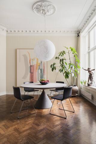 The Art Retreat: 2800sqft, Central, Quiet, Parking gallery image 3