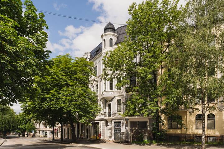 The Art Retreat: 2800sqft, Central, Quiet, Parking gallery image 2