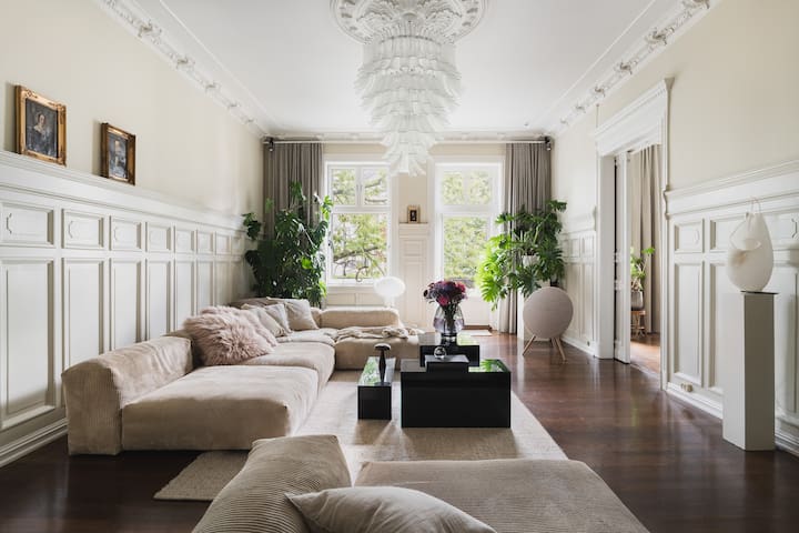 The Art Retreat: 2800sqft, Central, Quiet, Parking