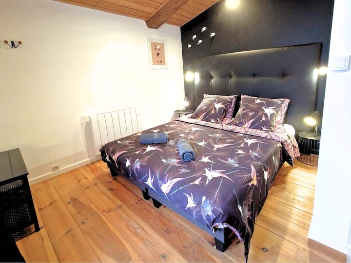 Chambre Hirondelles, située au rdc du logement lit 160*200 ou 2 lits 80*20
