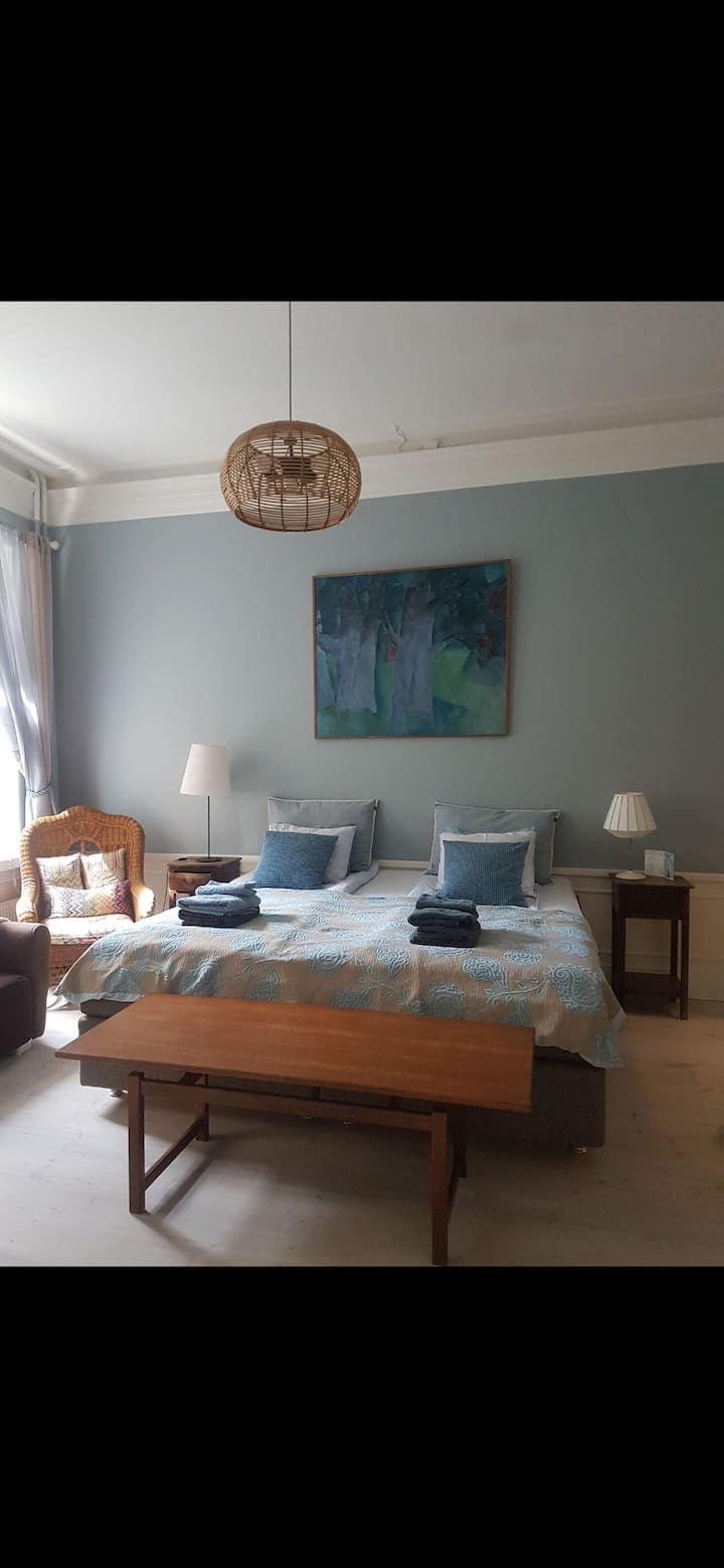 La cama mide 210 cm x 210 cm