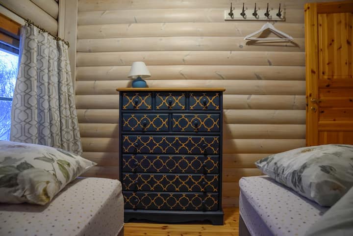 Teisel korrusel on 2 väikest magamistuba. 
Selles magamistoas on 2 voodit (80 x 200 cm), kummut ja riiulid.
Voodipesu on puuvillane. Tekstiilide värv võib olla erinev