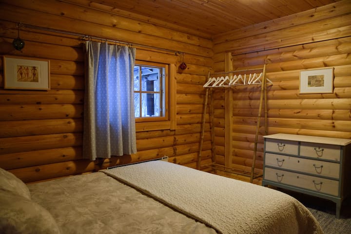 Esimese korruse magamistoas on kaheinimesevoodi (160 x 200 cm), öökapid, kummut, riiulid. Voodipesu on puuvillane. Tekstiilide värv võib olla erinev.