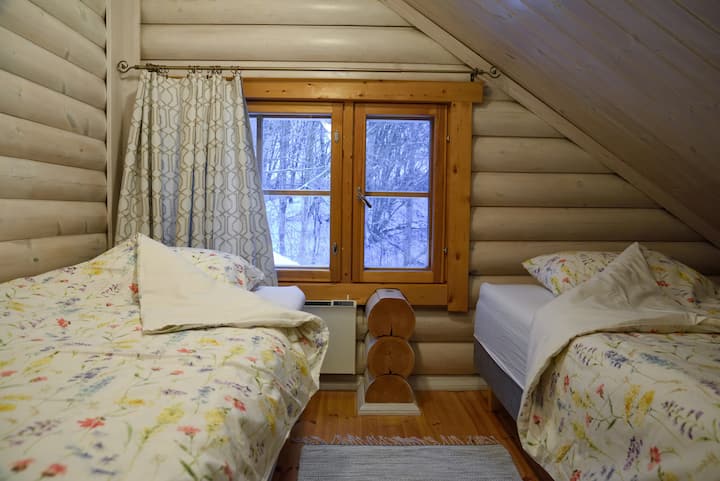 Teisel korrusel on 2 väikest magamistuba. 
Selles magamistoas on 2 voodit (90 x 200 cm), kummut ja riiulid.
Voodipesu on puuvillane. Tekstiilide värv võib olla erinev