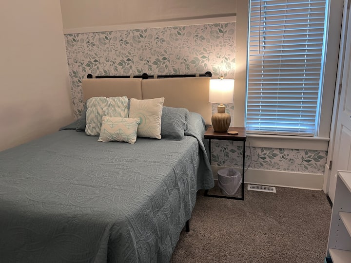 Dhoma e dytë e gjumit - televizori i ri në vitin 2024 u shtua dhe një banjë ngjitur 