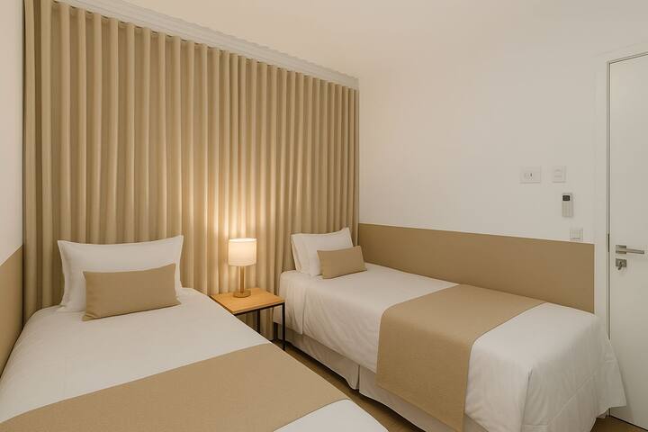 Sehemu nzuri ya chumba cha kulala cha pili yenye vitanda viwili vya mtu mmoja na feni ya dari