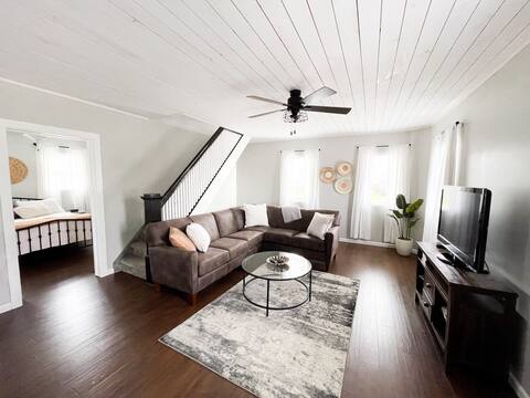 Pleasant Place (Newly Renovated & Cozy 2 Bed Home)