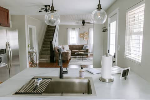 Pleasant Place (Newly Renovated & Cozy 2 Bed Home)