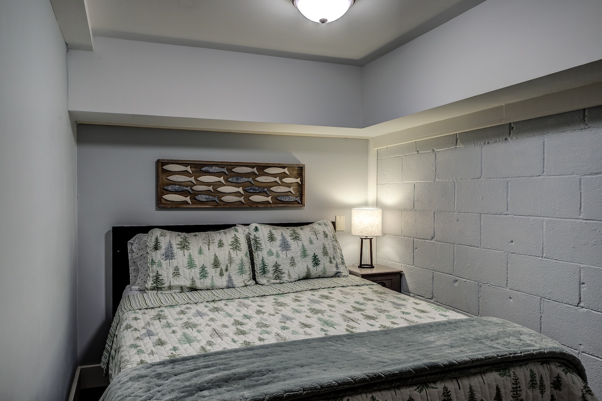 ห้องนอนชั้นล่างพร้อมห้องนั่งเล่นส่วนตัว