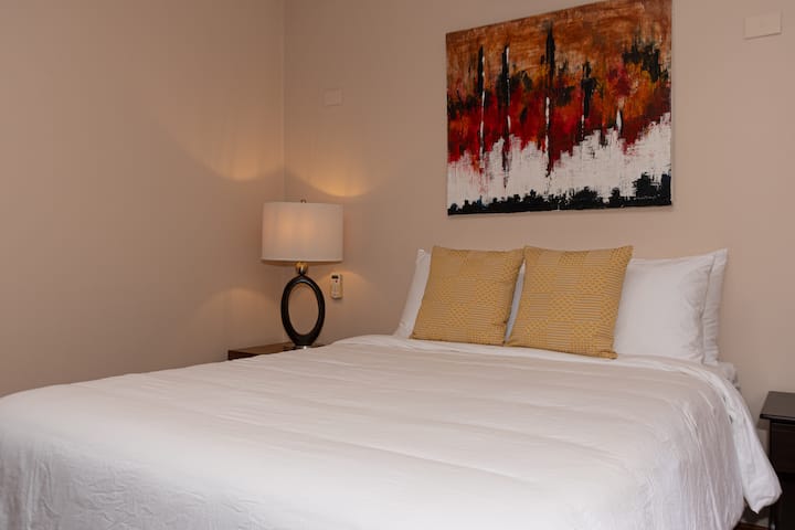 Segundo dormitorio, aire acondicionado, ropa de cama incluida, ventilador de techo, mesitas de noche, TV, wifi