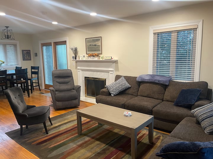 Family Friendly Home Near Northwestern Campus - Lighthouse Beach, IL