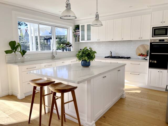 Elegant Coastal Oasis + Pool gallery image 4