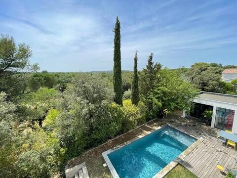 Large house with pool close to beaches