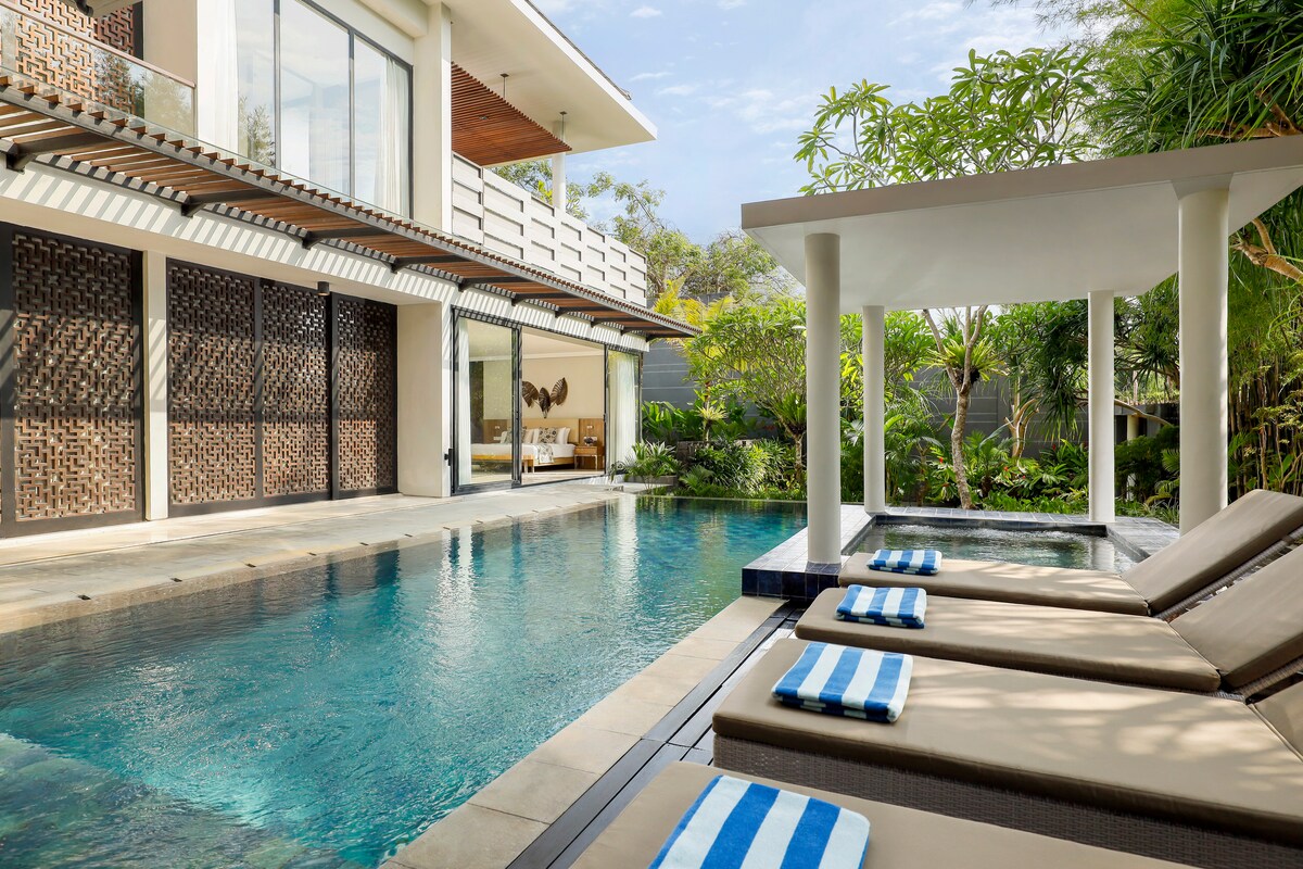 Villa in South Kuta · 4 bedrooms · 5 beds · 4 private baths, comparabile Airbnb