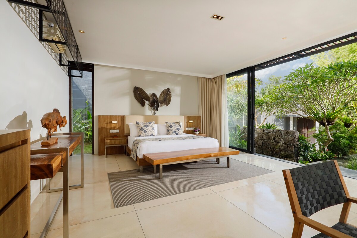 Villa in South Kuta · 4 bedrooms · 5 beds · 4 baths, συγκρίσιμο Airbnb