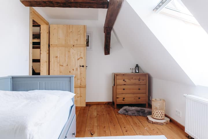 虽然这是我们最小的卧室，但也是最舒适的卧室之一。 您可以欣赏到宽敞的花园和牧场的美景。 有一张160x200厘米的折叠床。