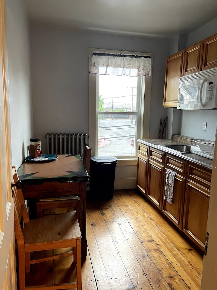 Large room, excellent access, 27 Dexter Street