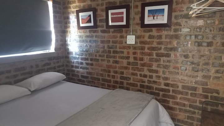 غرفة نوم ثانية أصغر، بسرير مزدوج