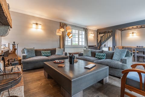 Popular Airbnb listing: Luxurious 4-Bedroom House with Pool in Tourgéville
