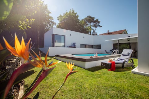 Oasis in Santiago, pool, garden and bus to the center