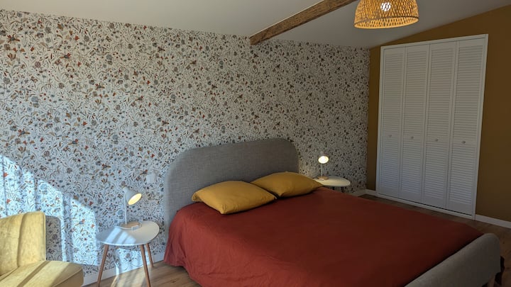 You will enjoy the master bedroom with its double bed, dressing room and shower room. The beds will already be made upon arrival, one pillow per person, an alèze, a fitted sheet, a duvet cover and its duvet.