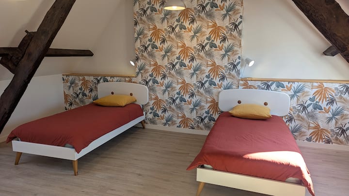Upstairs bedroom with two single beds (90 x 190 cm). Comfortable and bright space for a pleasant stay.