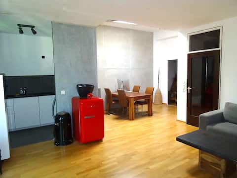 Quiet loft in the courtyard in the trendy zoo district