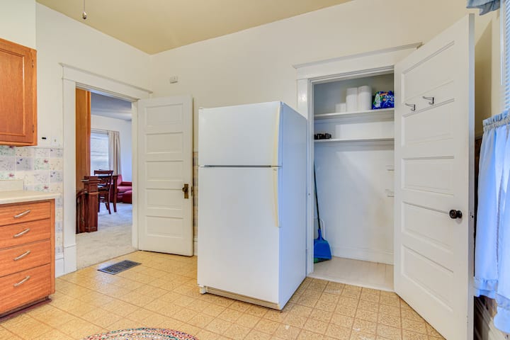 Lovely 2 Bedroom Apartment With Off Street Parking - Saint Joseph, MO