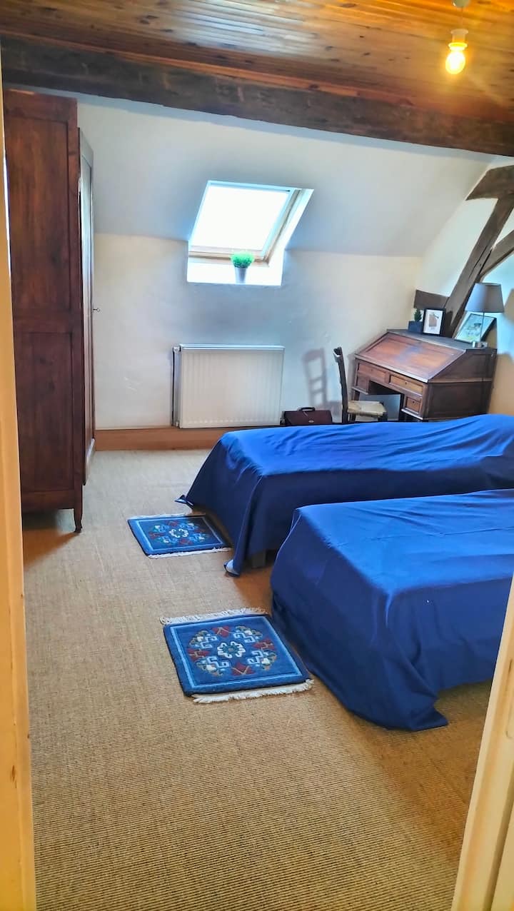 السريران المفردان متشابهان ويمكنهما التجمع لتكوين سرير مزدوج