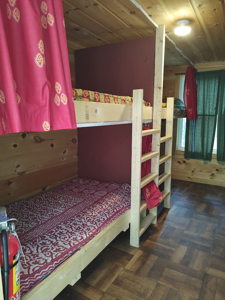 Თითოეულ ხის სახლს აქვს ორი ზედა ბუნკერი, ორი ქვედა ბუნკერი, კაუჭები და უჯრები თქვენი ნივთების შესანახად. Პროპანის სითბო გრილ ღამეებში სითბოს გმატებთ, ფანჯრის ვენტილატორები კი ზაფხულში სიცხის დამარცხებაში გეხმარებათ.