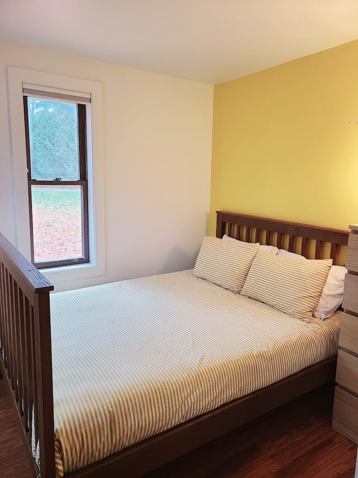 Забележка за завръщащите се гости премахнахме двуетажното легло, което наистина промени тази стая към по - добро.  Той е много по - ярък и изглежда по - просторен.