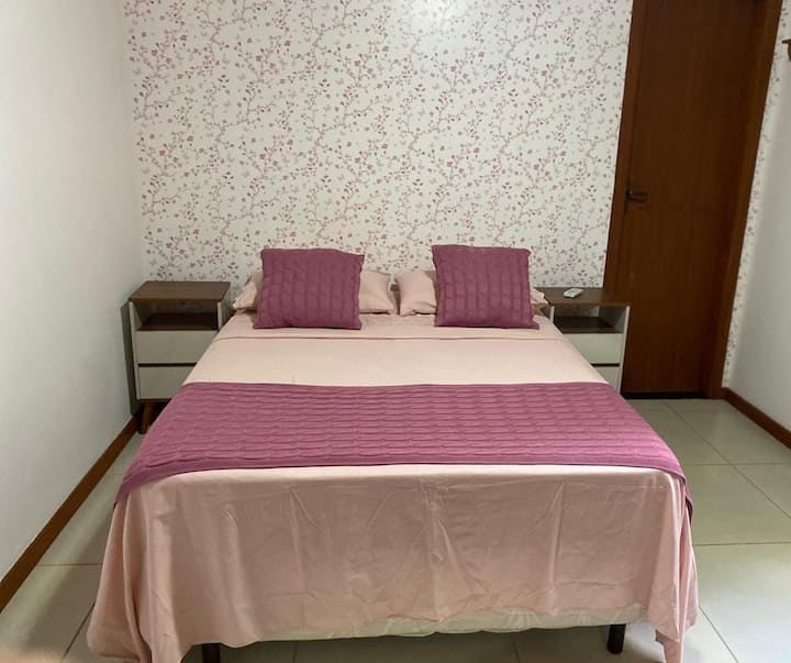 Dvokrevetna spavaća soba sa spojenom kupaonicom. Šarmantni retro toaletni stolić i minibar Brastemp Retrô. Podijeljeni klima-uređaj i stropni ventilator. Prekrasan zeleni pogled s prozora