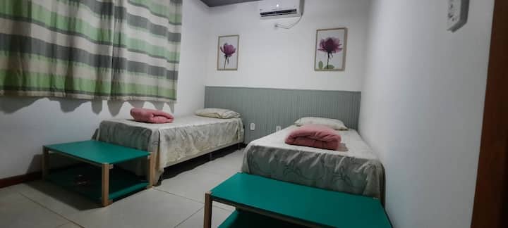 Udobna soba za samce ili parove s klima-uređajem i stropnim ventilatorom