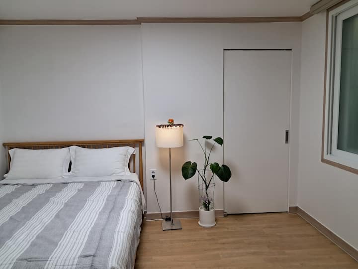 Შეგიძლიათ დატკბეთ კომფორტული დასვენებით დასასვენებელ სივრცესა და მყუდრო საწოლში.