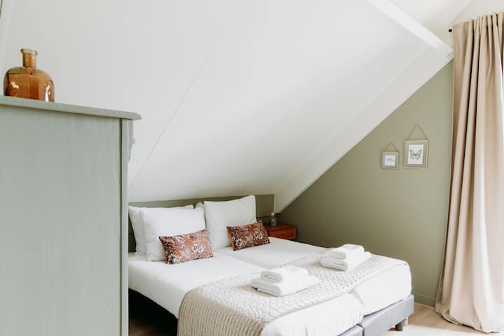 ห้องนอนใหญ่ที่อบอุ่นพร้อมดีไซน์โรงแรมสุดชิคที่ให้ความรู้สึกอบอุ่น
เตียงเดี่ยวสบาย 2 เตียง (80x200 ซม.)