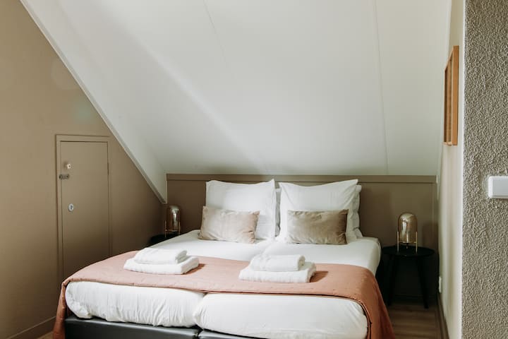 ห้องนอนห้องที่สองที่อบอุ่นพร้อมเตียงเดี่ยวที่นอนสบายสองเตียง (80x200 ซม.)